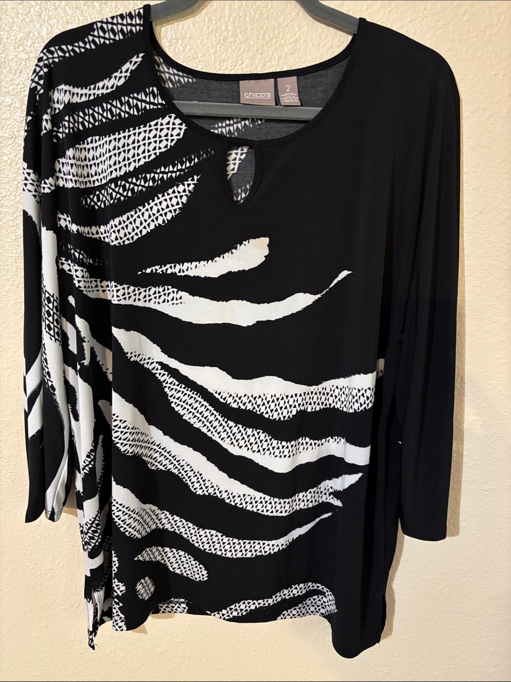 Chico's Black and White Abstract Stripe Keyhole 3/4 Sleeve Top Size 2